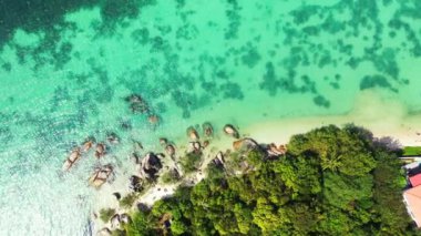 Hareket eden deniz dalgalarına tepeden bakıyorum. Tayland 'a yaz yolculuğu.
