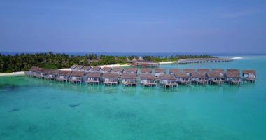 Adadaki sıcak bungalovlar. Endonezya 'nın Idyllic doğası.