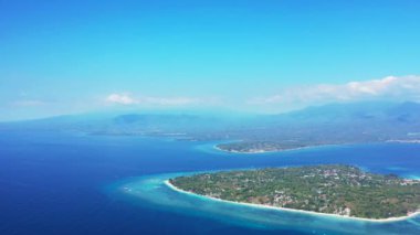 Kayalık Asya adalarının deniz manzarası. Bali 'nin doğal arka planı.