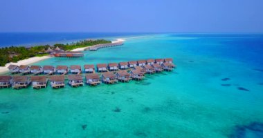 Adadaki sıcak bungalovlar. Bora Bora 'daki tropik cennet, Fransız Polinezyası.