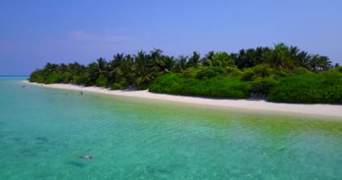 Sakin bir deniz manzarası. Barbados, Karayiplerin güneşli doğası. 