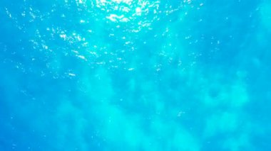 Dalgalanan berrak deniz suyunun en üst görüntüsü. Tayland 'da yaz mevsimi.  