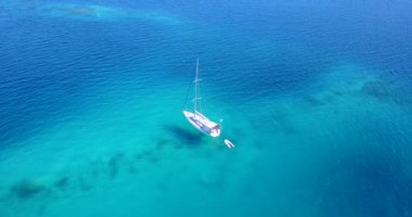 Denizde yüzen beyaz yatın hava görüntüsü. 