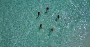 Sahilin yakınındaki turkuaz berrak suyun yüzeyindeki en iyi görüntü.