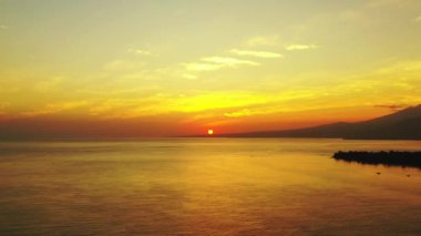 Deniz kenarında altın saat. Endonezya 'nın Idyllic doğası.