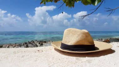 Kumlu beyaz sahilde hasır şapka. Tayland, Asya 'da yaz tatili. 