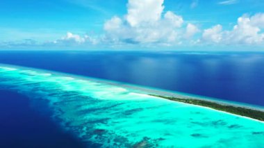 Adanın yakınındaki parlak turkuaz deniz. Bali 'de yaz tatili.