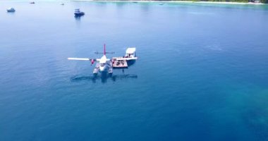 Uçak ve tekneler denize yanaştı. Endonezya, Bali 'de yaz manzarası.