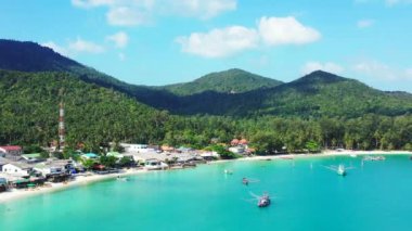 Yeşil dağları olan adanın havadan görünüşü. Bahamalar, Karayipler 'in tropikal doğası. 