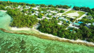 Kayalık kıyı manzarası ve tropikal yaşam olan adanın mavi denizi. Bora Bora 'ya seyahat, Fransız Polinezyası.