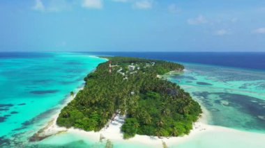Canlı turkuaz denizde tropik yeşil ada. Dominik Cumhuriyeti, Karayipler 'in şaşırtıcı doğası.