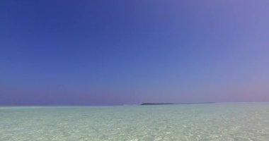 Sade mavi ve pembe gökyüzü ile şeffaf deniz. Endonezya, Bali 'ye seyahat.