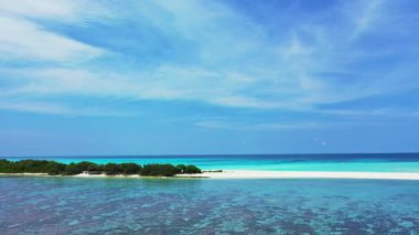 Parlak güneş ışığında tropik bir ada. Tayland, Asya 'da yaz tatili.