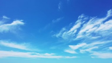 Mavi gökyüzü deniz arka planında akıyor. Maldivler 'e egzotik yolculuk.