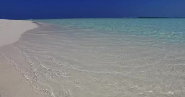 Sahil şeridinde durgun bir deniz var. Dominik Cumhuriyeti, Karayipler 'de egzotik tatil.