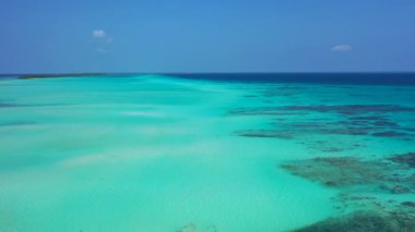 Gündüz vakti dalgalı deniz. Jamaika, Karayipler 'de yaz cenneti. 