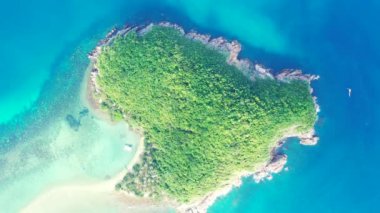 Gree Adası 'ndaki turkuaz kıyı şeridi. Bali 'de deniz manzarası. 