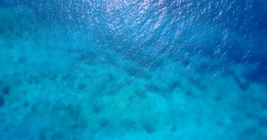 Kıyıda sığ dalgalı su. Bali 'de deniz manzarası. 