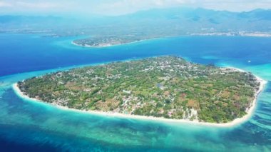 Mavi deniz kenarlı tropikal adaların havadan görünüşü. Endonezya 'ya seyahat.