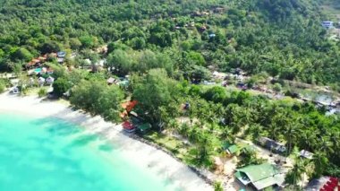 Havadan bakıldığında güneşli bir ada. Koh Samui huzurlu sahne, Tayland.