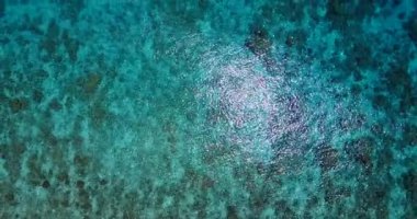 Dalgalanan deniz yüzeyinin üst görüntüsü. Tayland, Asya 'da yaz tatili. 