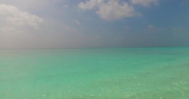 Dalgalanan şeffaf deniz suyuna yakından bak. Endonezya, Bali 'deki egzotik manzara.  