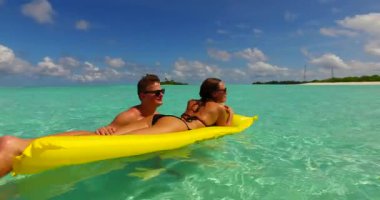 Genç çift tropikal adanın güzel okyanusunda eğleniyor ve dinleniyor. Seyahat konsepti görüntüleri. 