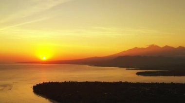 Deniz kenarında sakin bir gün batımı. Endonezya, Bali 'de yaz tatili.  