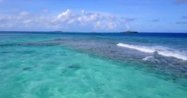 Titrek dalgalı deniz suyu. Bora Bora 'daki tropik cennet, Fransız Polinezyası.