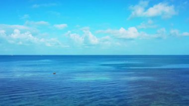 Parlak renklerde deniz pelerini. Bali 'de Rahatlama. 