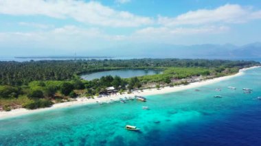 Yeşil adada tropik bir tatil köyü. Tayland 'da yaz mevsimi.  