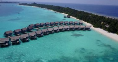 Ada kıyı şeridindeki bungalovlar. Jamaika, Karayipler Manzarası.