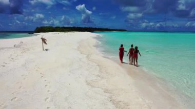Panama 'daki huzurlu San Blas Adalarında dinlenen kadınlar.