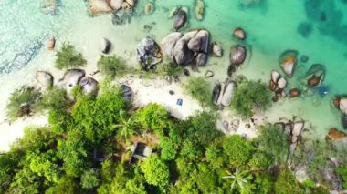 Gündüz deniz manzaralı. Bali 'nin güneşli yaz doğası.