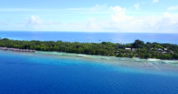 Houten Bungalows Langs Het Eiland Idyllisch Karakter Van Bali — Stockvideo