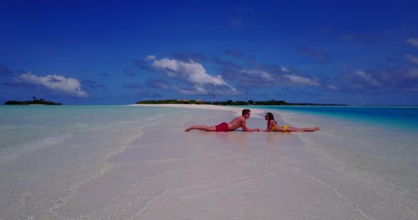 Gelukkige Paar Het Strand Hebben Plezier Lachen Vakantie Vakantie Cuba — Stockvideo