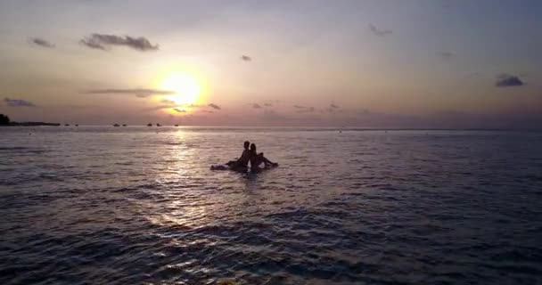 Jong Stel Ontspannen Het Strand Bij Zonsondergang Thailand — Stockvideo