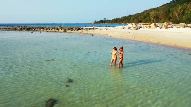 Duas Jovens Amigas Água Mar Natação Mulheres Bonitas Descansando Resort — Vídeo de Stock