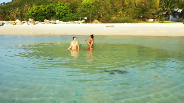 Twee Jonge Vriendinnen Die Zeewater Zitten Zwemmen Mooie Vrouwen Rustend — Stockvideo