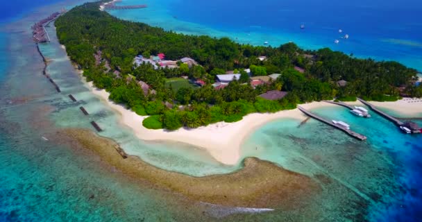 Drone Uitzicht Eiland Met Golfbrekers Tropisch Paradijs Van Bali Indonesië — Stockvideo
