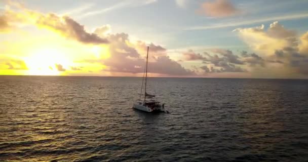 Liten Båt Seglar Havet Vid Solnedgången Landskap Thailand — Stockvideo