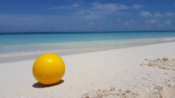 Brinquedo Bola Amarela Praia Natureza Tropical Das Bahamas Caribe — Vídeo de Stock