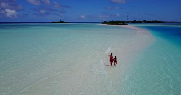 Szép Fiatal Pár Élvezi Nyaralás Tengerpartján Trópusi Homokos Strand Utazási — Stock videók