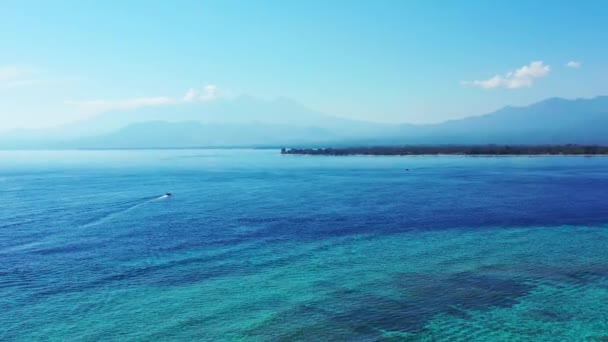 背景にぼやけた山々と青い海 オーストラリアへの夏の旅行 — ストック動画