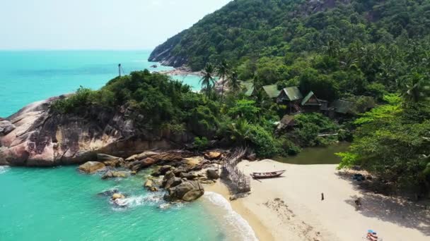 Enorme Rotsblokken Het Strand Met Bergen Achtergrond Zomer Reis Naar — Stockvideo