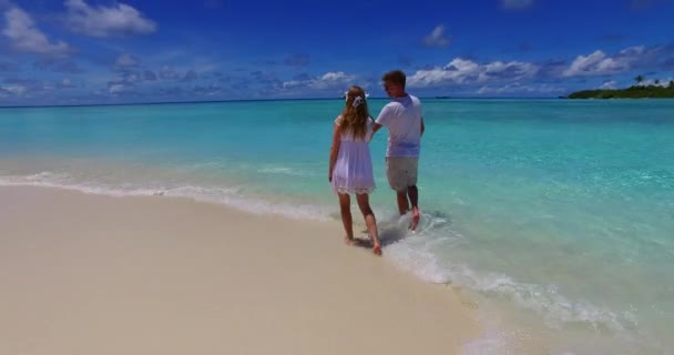 Casal Romântico Praia Tropical — Vídeo de Stock