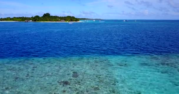 Zeegezicht Met Groen Eiland Achtergrond Overdag Uitzicht Zomervakantie Australië Oceanië — Stockvideo