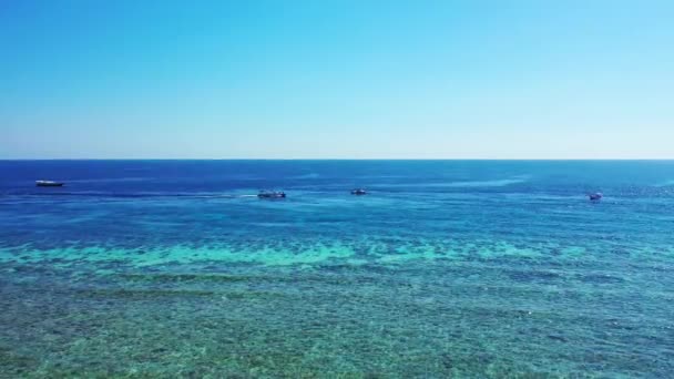 Boten Drijven Overdag Buurt Van Eiland Exotische Vakantie Bali Indonesië — Stockvideo