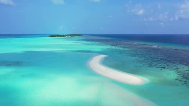 Krásná Osamělá Tropická Pláž Bílým Pískem Tyrkysově Modrá Oceánská Voda — Stock video