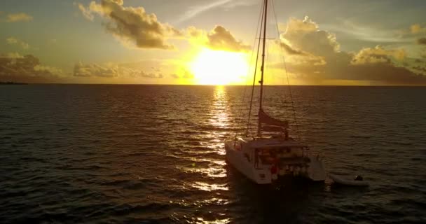 Barca Che Oscilla Sulle Onde Tramonto Paesaggio Marino Estivo Alle — Video Stock